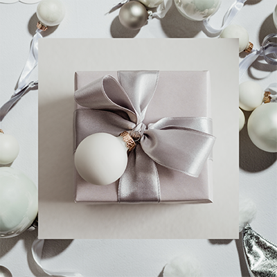 JLL_52538_G6b_Service_PNG_1mb_400sq_01kk Gift wrapped in silver foil and white ornaments.