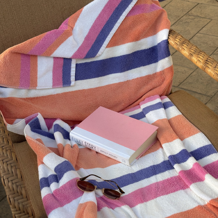 RTC TN BARNES & NOBLE Barnes & Noble book on a beach chair